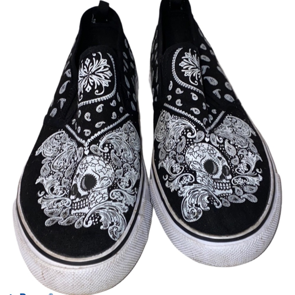 ⭐️Hot Topic Slip on Sneakers⭐️